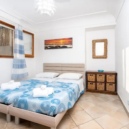 Casa Vacanza La Scogliera Apartman *