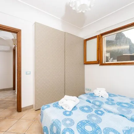 Casa Vacanza La Scogliera Apartman *
